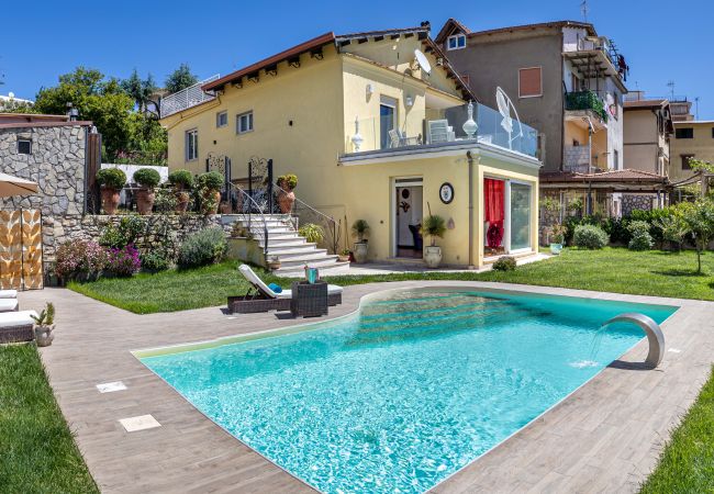 Villa a Massa Lubrense - AMORE RENTALS - Villa Caruso con piscina privata a Sant’Agata sui Due Golfi