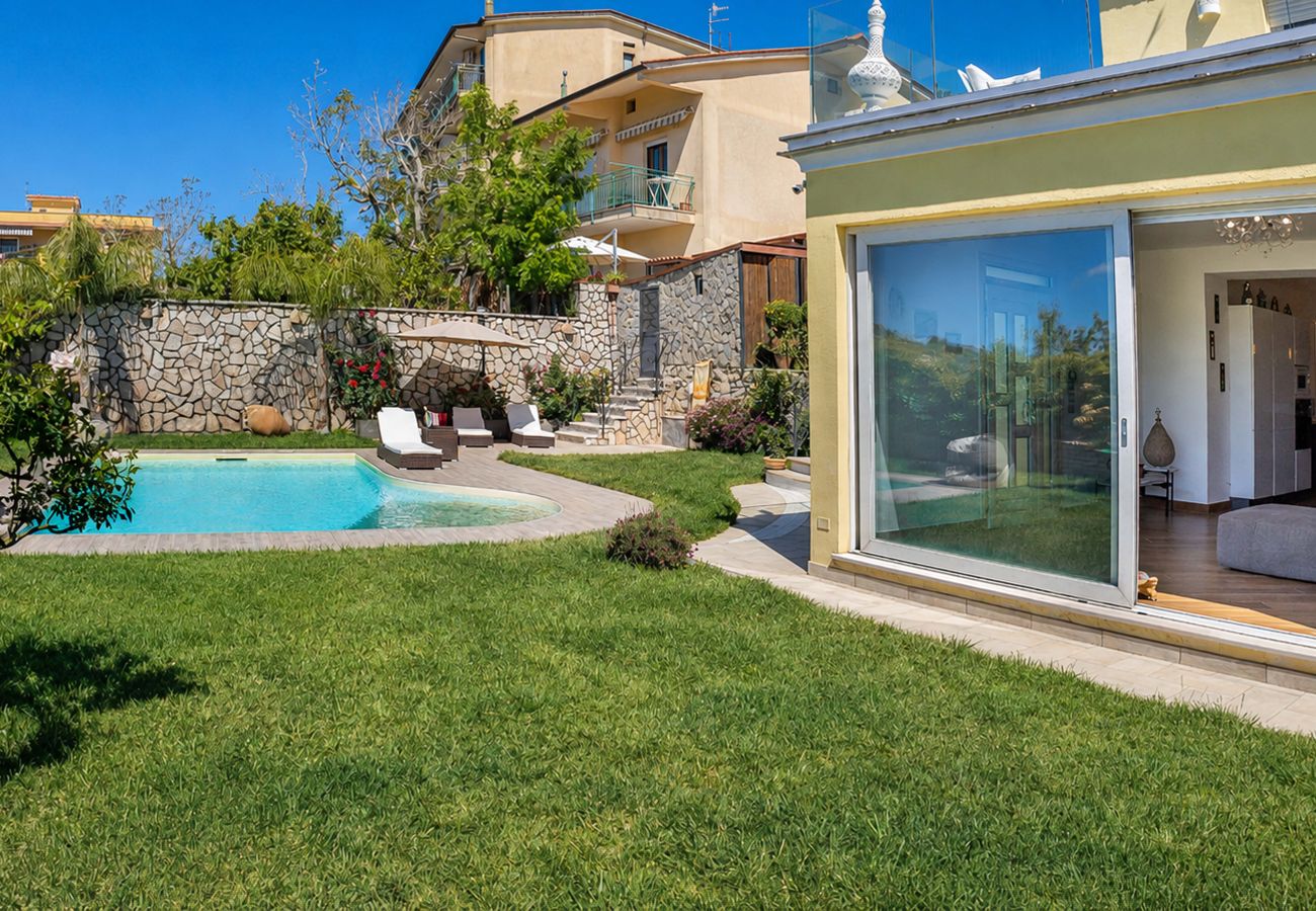 Villa a Massa Lubrense - AMORE RENTALS - Villa Caruso con piscina privata a Sant’Agata sui Due Golfi