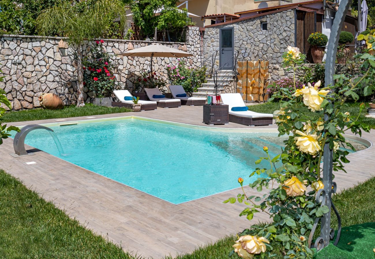 Villa a Massa Lubrense - AMORE RENTALS - Villa Caruso con piscina privata a Sant’Agata sui Due Golfi