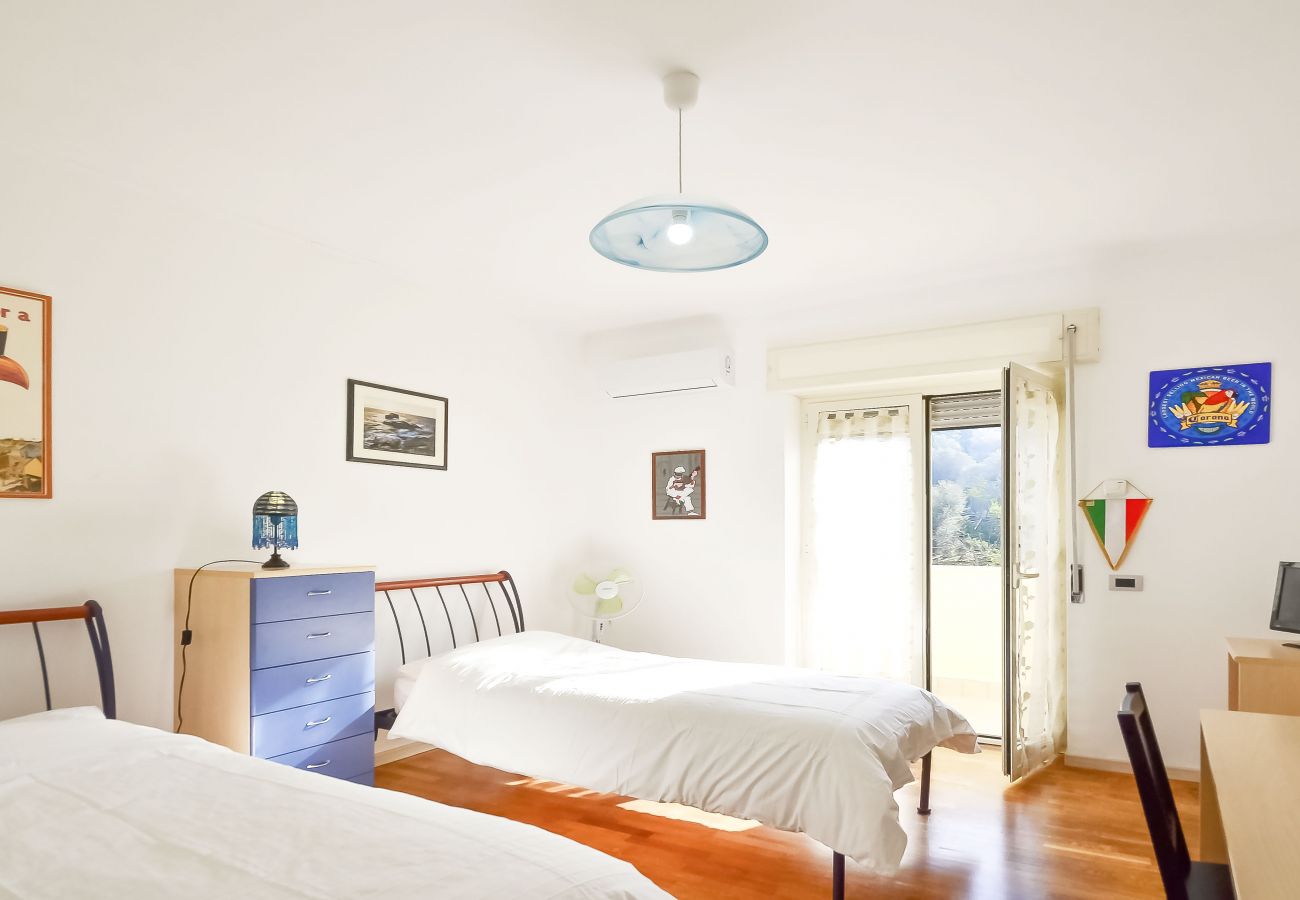 Apartment in Sorrento - AMORE RENTALS - Sorrento Sunset Flat with Sea View, Private Terrace, Parking and Air Conditioning