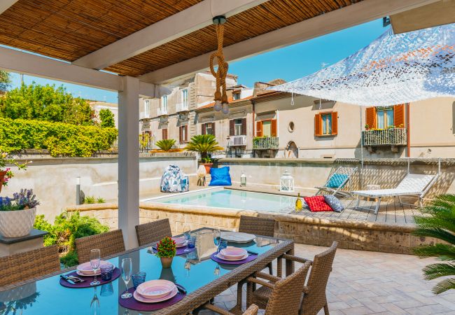 Villa/Dettached house in Sant´Agnello - AMORE RENTALS - Villa Totti with Private Pool, Garden, Parking and Elevator