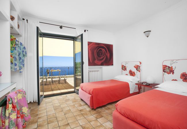 Villa in Sant´Agata sui Due Golfi - AMORE RENTALS - Villa dei Galli with Private Pool, Sea View, Garden, Parking and Air Conditioning Villa in Sant´Agata sui Due Golfi - AMORE RENTALS - Villa dei Galli with Private Pool, Sea View, Garden, Parking and Air Conditioning