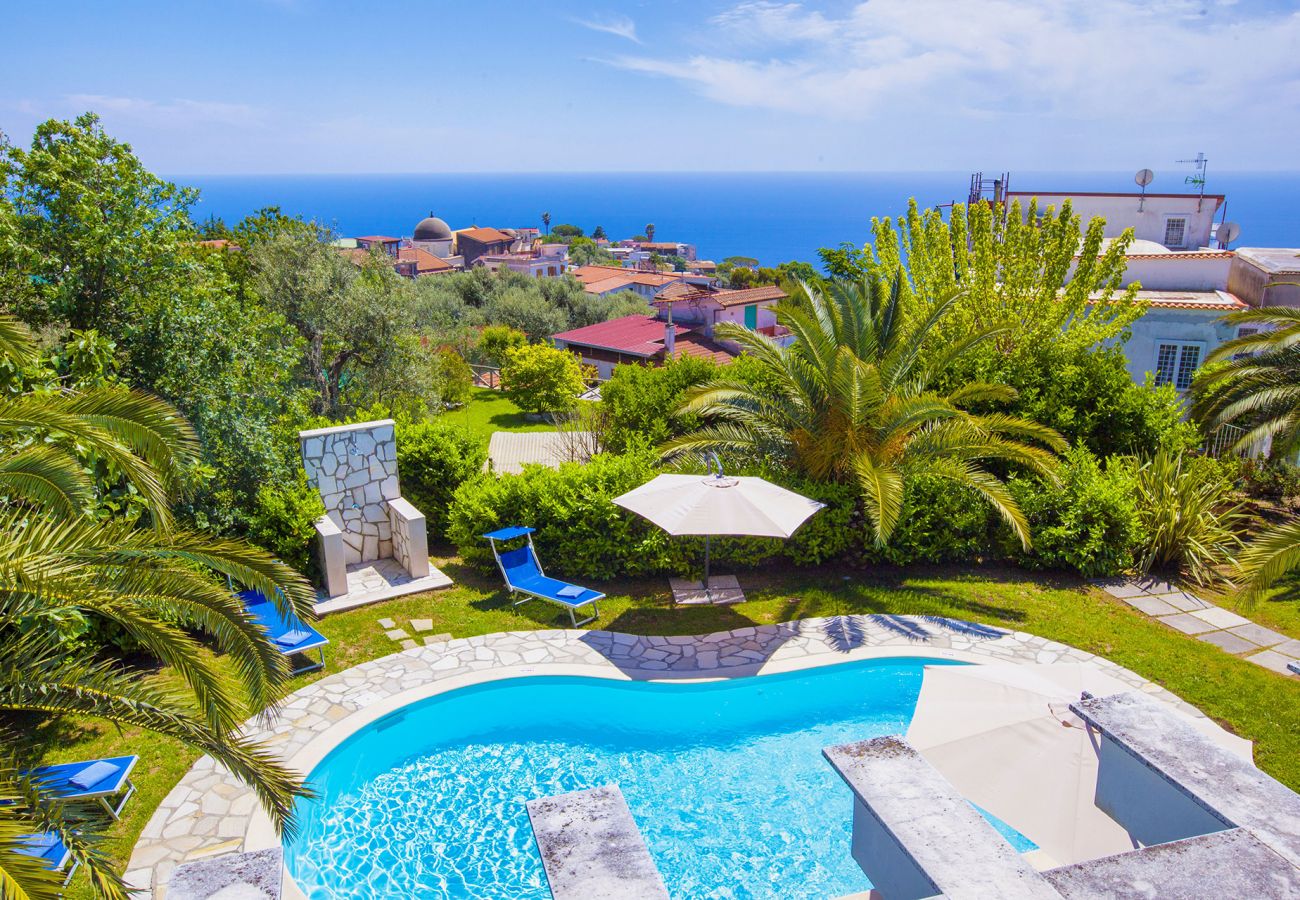 Villa in Massa Lubrense - AMORE RENTALS - Villa Claudia with private Pool, Sea View, Jacuzzi, Garden and Parking