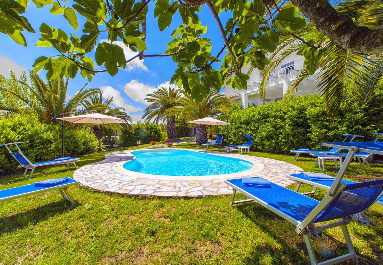 Villa in Massa Lubrense - AMORE RENTALS - Villa Claudia with private Pool, Sea View, Jacuzzi, Garden and Parking