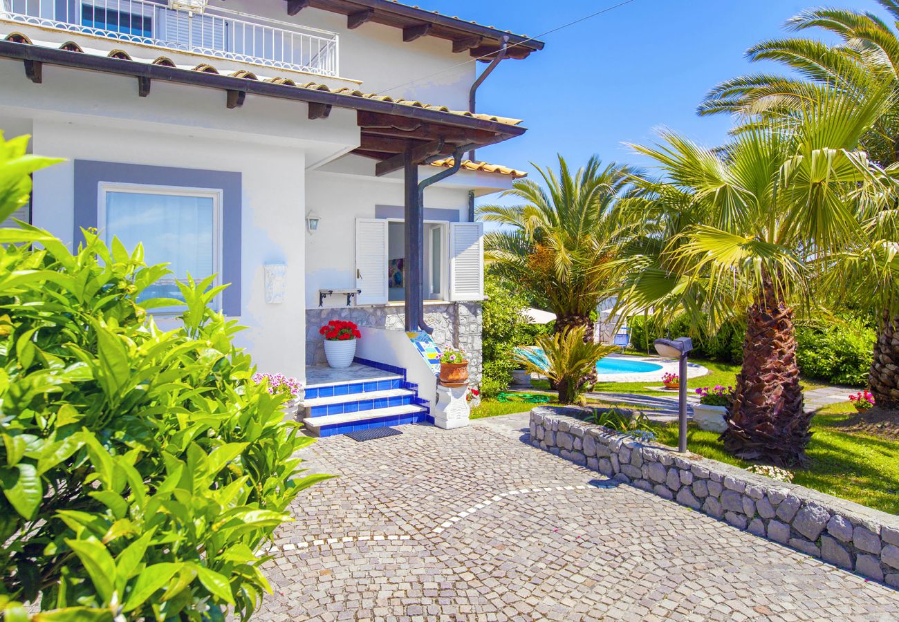 Villa in Massa Lubrense - AMORE RENTALS - Villa Claudia with private Pool, Sea View, Jacuzzi, Garden and Parking