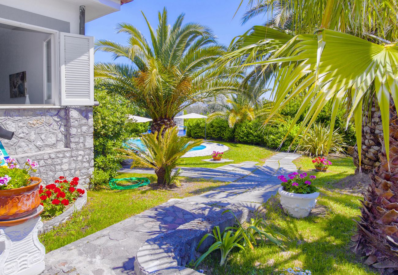 Villa in Massa Lubrense - AMORE RENTALS - Villa Claudia with private Pool, Sea View, Jacuzzi, Garden and Parking