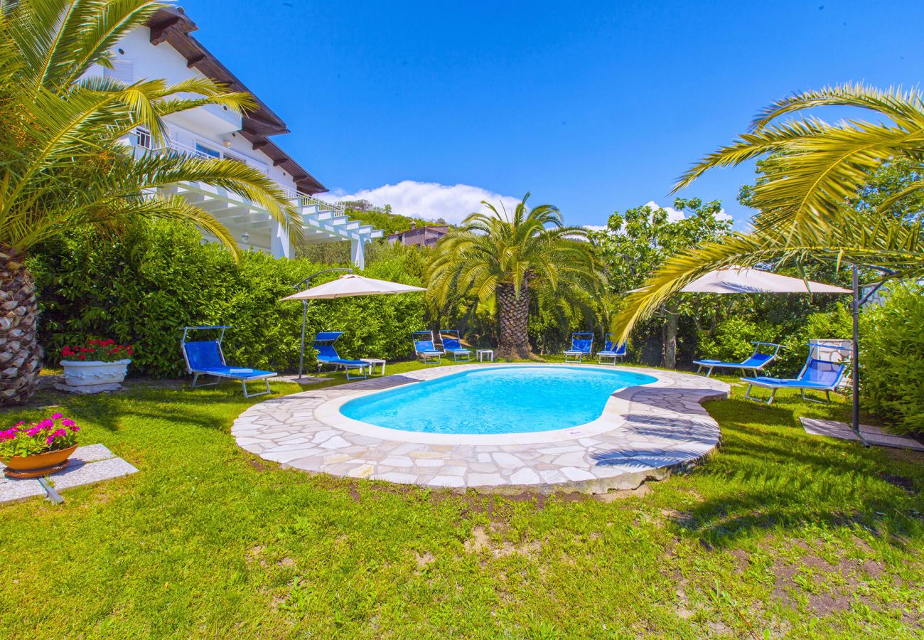 Villa in Massa Lubrense - AMORE RENTALS - Villa Claudia with private Pool, Sea View, Jacuzzi, Garden and Parking