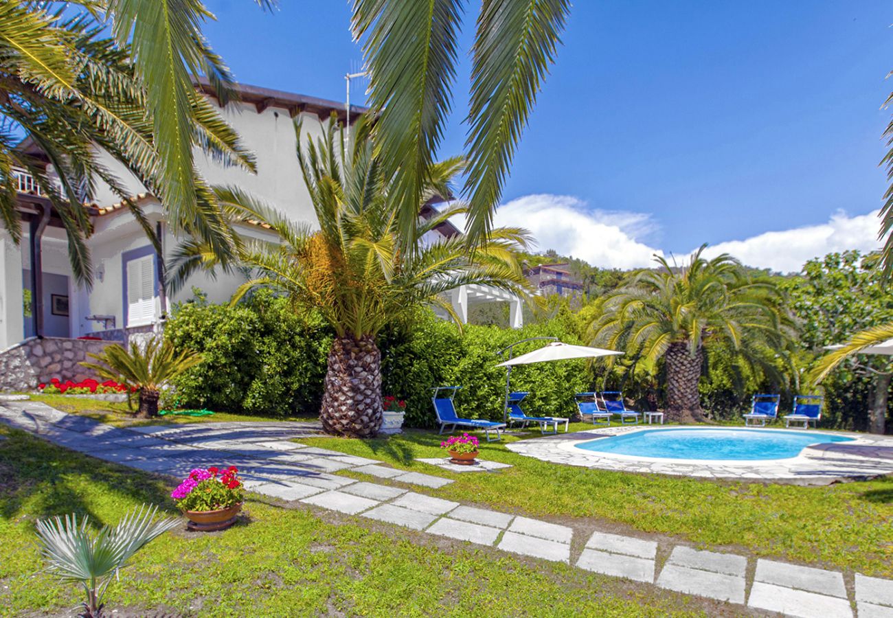 Villa in Massa Lubrense - AMORE RENTALS - Villa Claudia with private Pool, Sea View, Jacuzzi, Garden and Parking