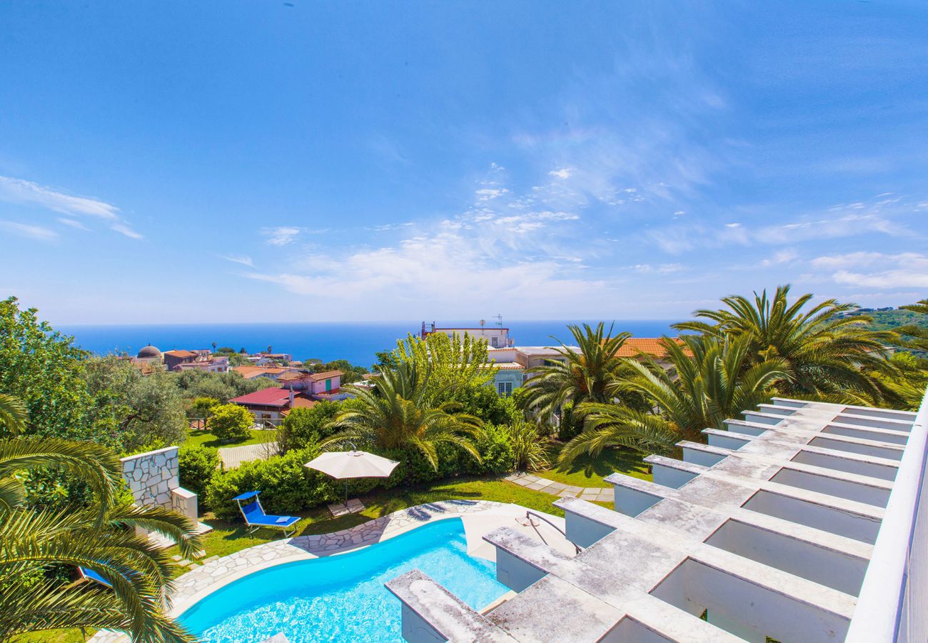 Villa in Massa Lubrense - AMORE RENTALS - Villa Claudia with private Pool, Sea View, Jacuzzi, Garden and Parking