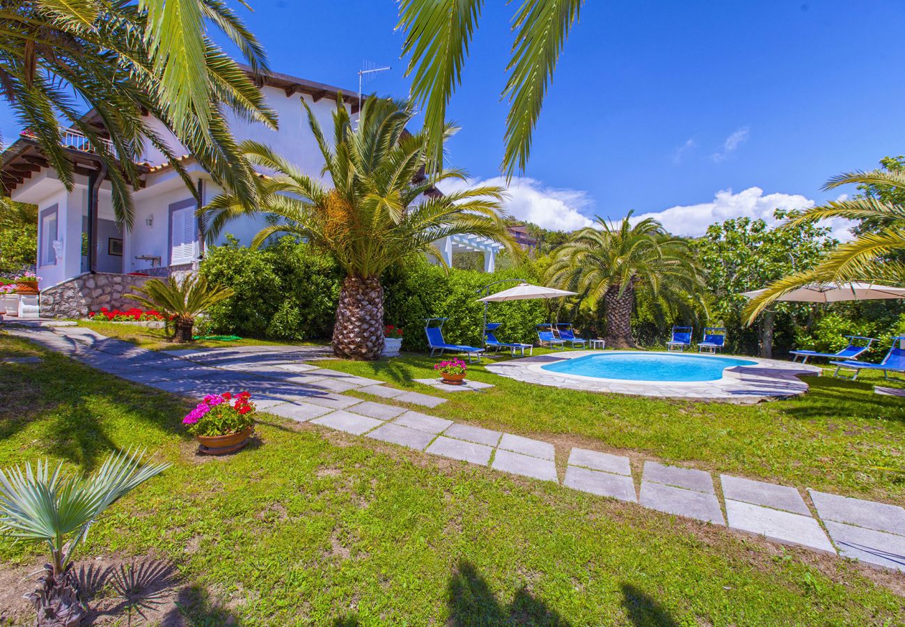 Villa in Massa Lubrense - AMORE RENTALS - Villa Claudia with private Pool, Sea View, Jacuzzi, Garden and Parking