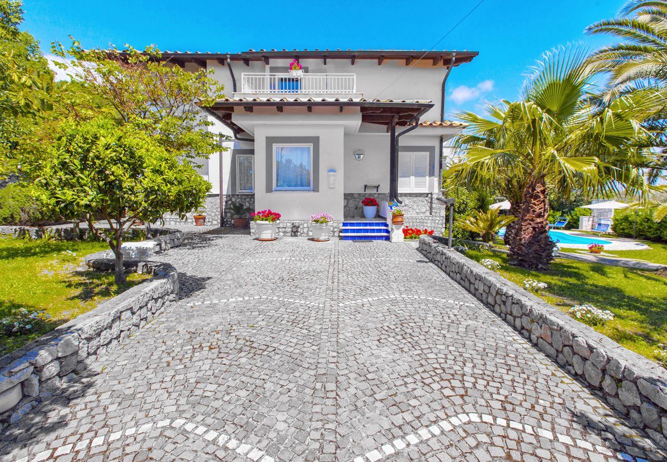 Villa in Massa Lubrense - AMORE RENTALS - Villa Claudia with private Pool, Sea View, Jacuzzi, Garden and Parking