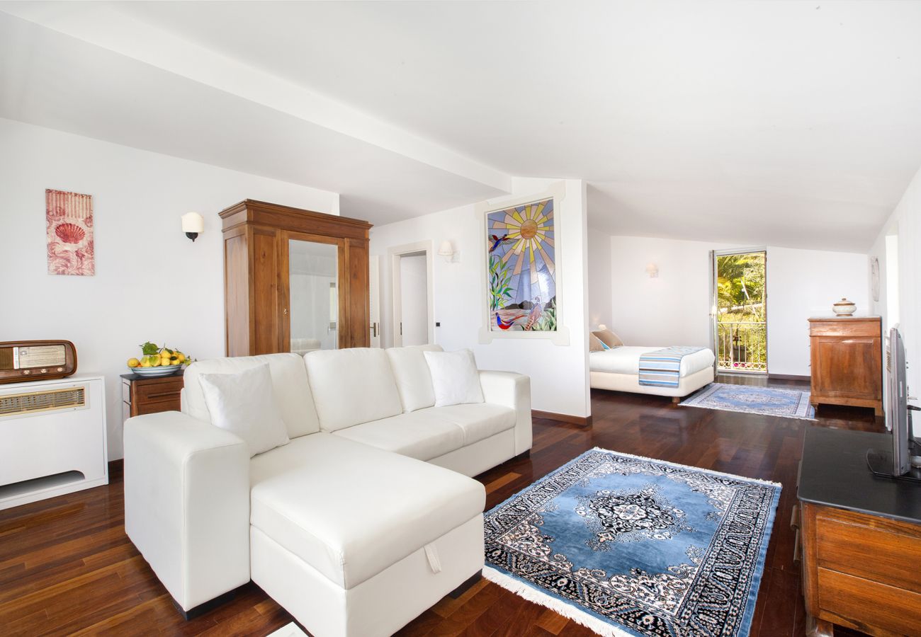 Villa in Massa Lubrense - AMORE RENTALS - Villa Claudia with private Pool, Sea View, Jacuzzi, Garden and Parking