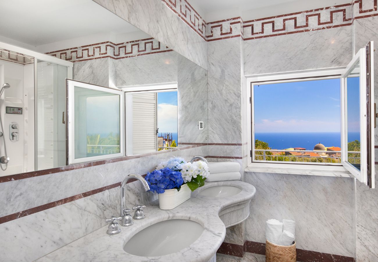 Villa in Massa Lubrense - AMORE RENTALS - Villa Claudia with private Pool, Sea View, Jacuzzi, Garden and Parking