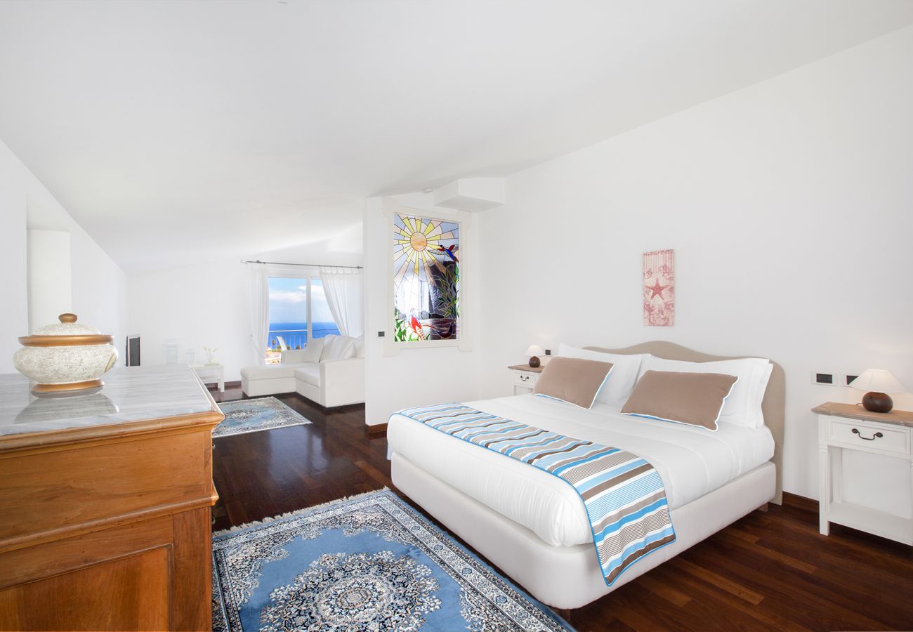 Villa in Massa Lubrense - AMORE RENTALS - Villa Claudia with private Pool, Sea View, Jacuzzi, Garden and Parking