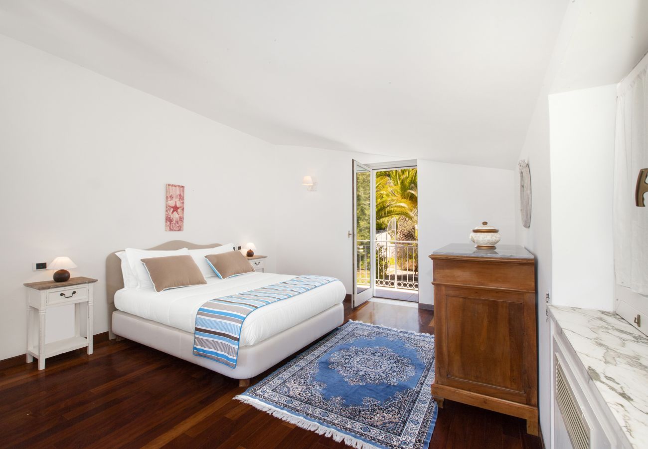 Villa in Massa Lubrense - AMORE RENTALS - Villa Claudia with private Pool, Sea View, Jacuzzi, Garden and Parking