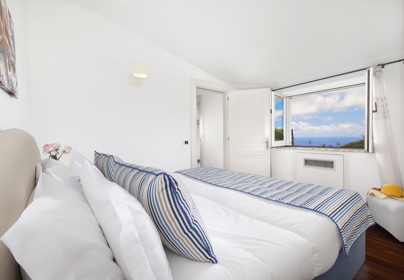 Villa in Massa Lubrense - AMORE RENTALS - Villa Claudia with private Pool, Sea View, Jacuzzi, Garden and Parking