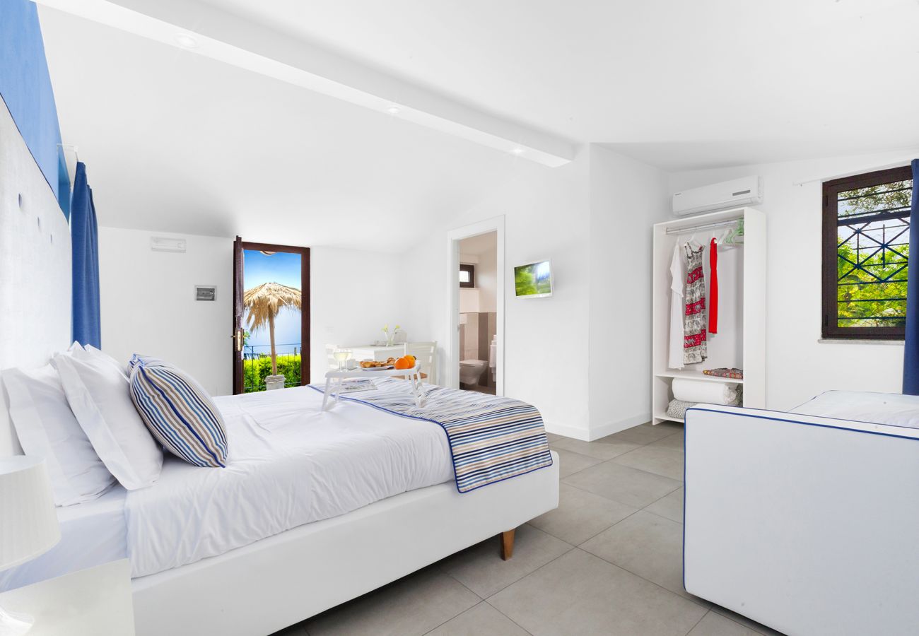 Villa in Massa Lubrense - AMORE RENTALS - Villa Claudia with private Pool, Sea View, Jacuzzi, Garden and Parking