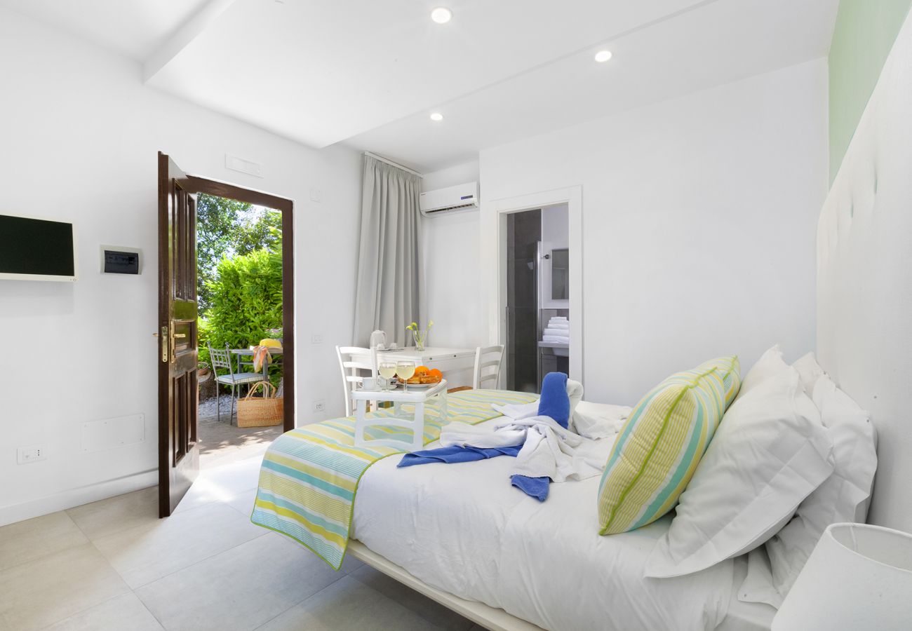 Villa in Massa Lubrense - AMORE RENTALS - Villa Claudia with private Pool, Sea View, Jacuzzi, Garden and Parking