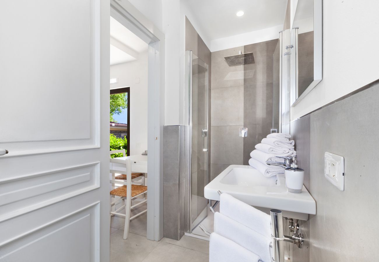 Villa in Massa Lubrense - AMORE RENTALS - Villa Claudia with private Pool, Sea View, Jacuzzi, Garden and Parking