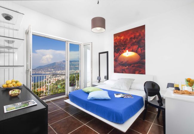 House in Sorrento - AMORE RENTALS - Casa Augusta A with Mini Pool, Sea View, Parking and Private Terraces House in Sorrento - AMORE RENTALS - Casa Augusta A with Mini Pool, Sea View, Parking and Private Terraces