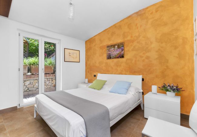 House in Sorrento - AMORE RENTALS - Casa Augusta B with Private Terrace, External Tub and Sea View House in Sorrento - AMORE RENTALS - Casa Augusta B with Private Terrace, External Tub and Sea View