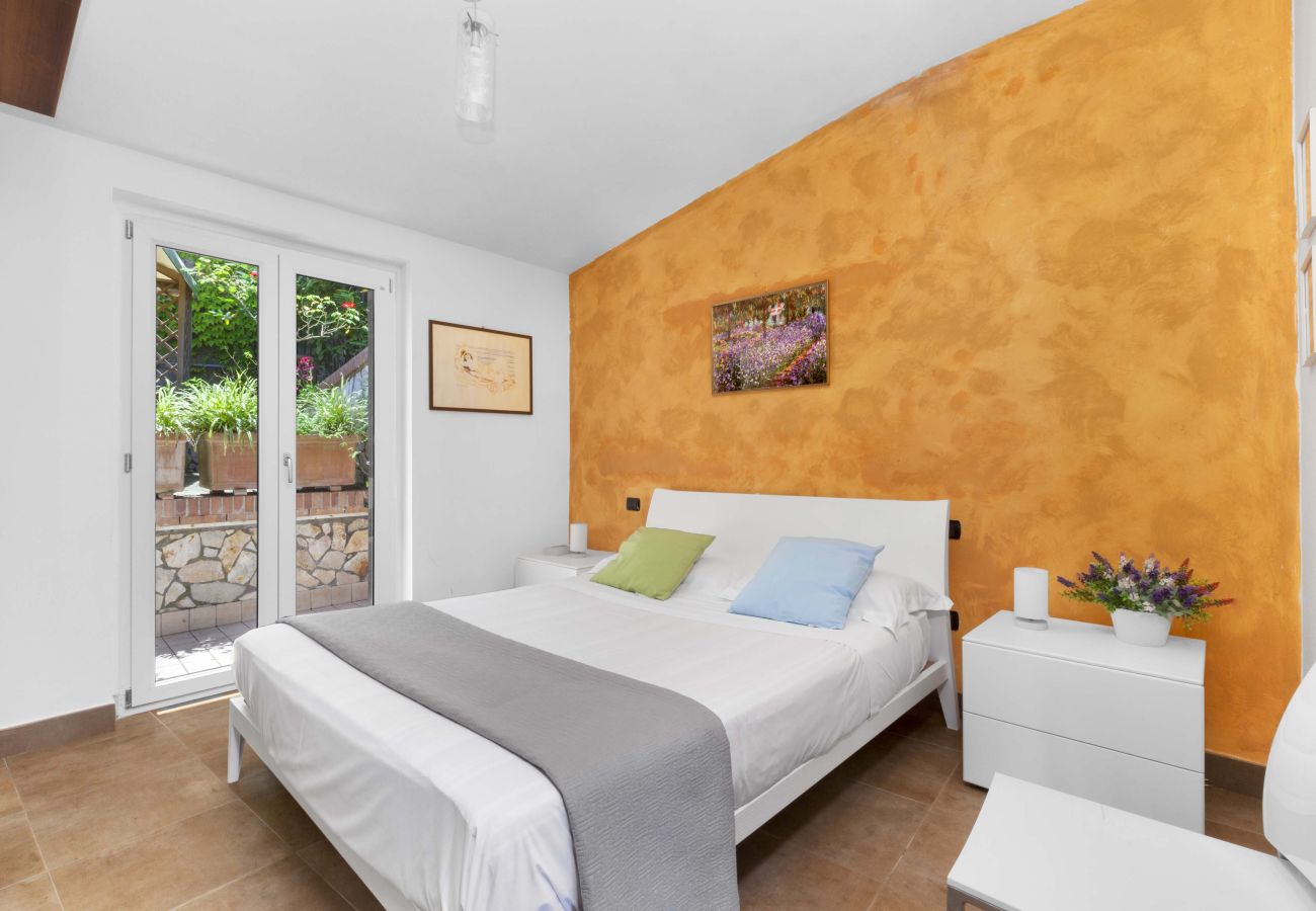 House in Sorrento - AMORE RENTALS - Casa Augusta B with Private Terrace, Barbecue and Sea View