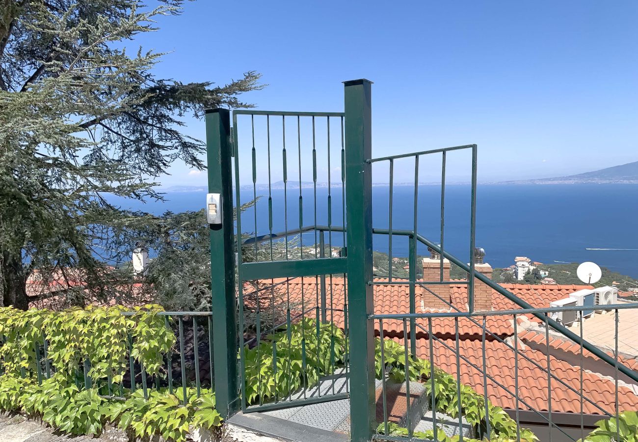 House in Sorrento - AMORE RENTALS - Casa Augusta B with Private Terrace, Barbecue and Sea View