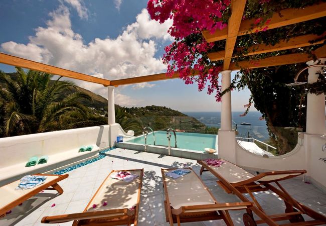 Villa/Dettached house in Nerano - AMORE RENTALS - Villa Ariadne with Dazzling Sea View, Jacuzzi, Pool and Breakfast