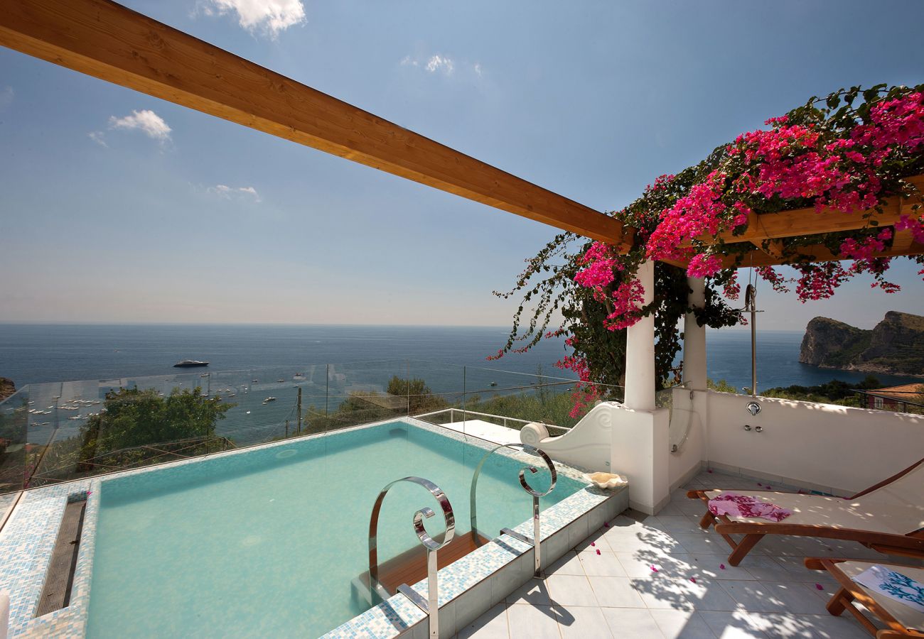 Villa in Nerano - AMORE RENTALS - Villa Ariadne with Dazzling Sea View, Jacuzzi, Pool and Breakfast