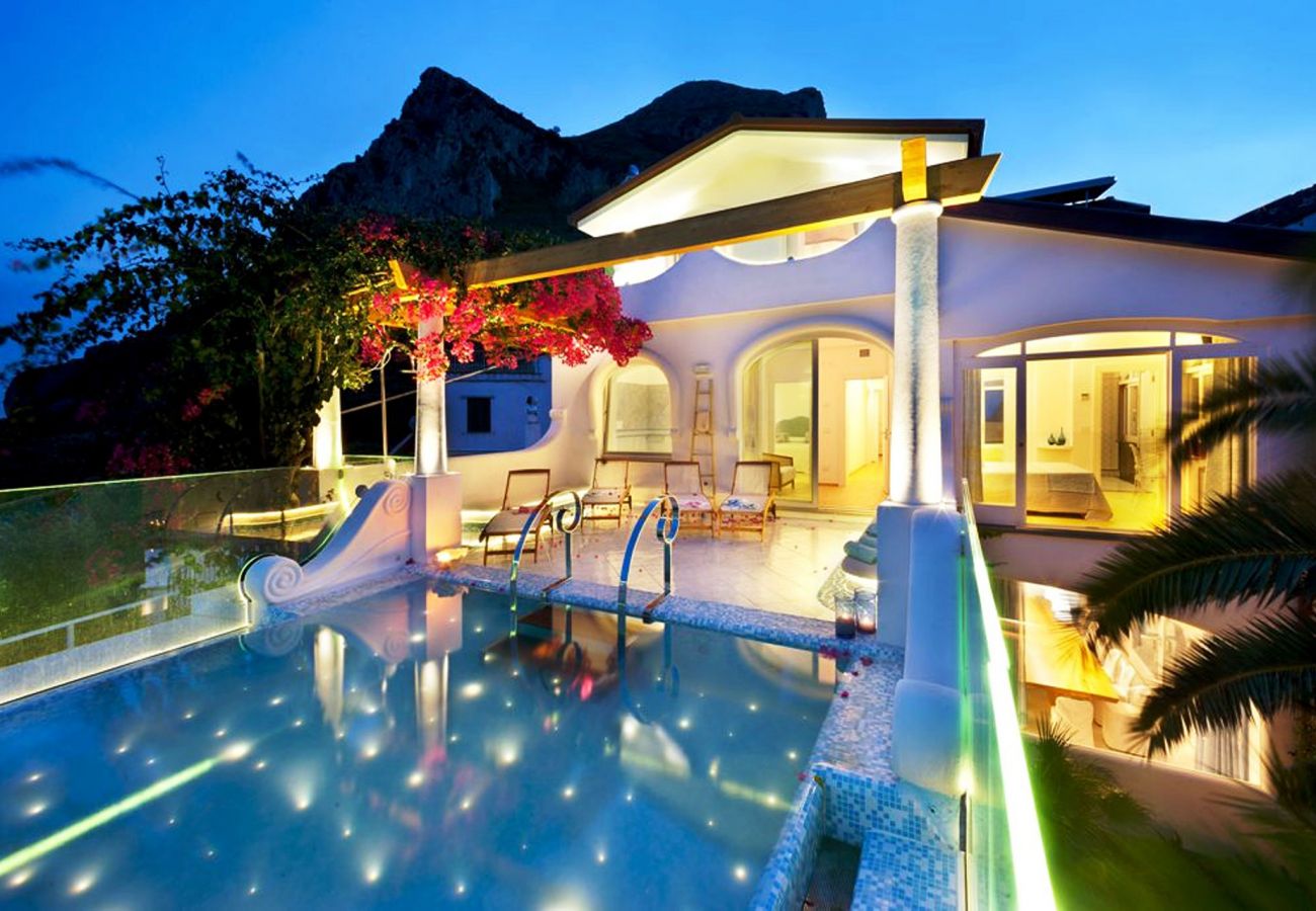 Villa in Nerano - AMORE RENTALS - Villa Ariadne with Dazzling Sea View, Jacuzzi, Pool and Breakfast