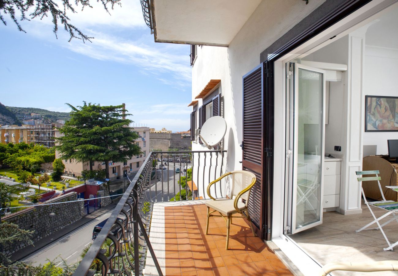 Apartment in Sorrento - AMORE RENTALS - Carmela Apartment with Shared Pool and Air Conditioning