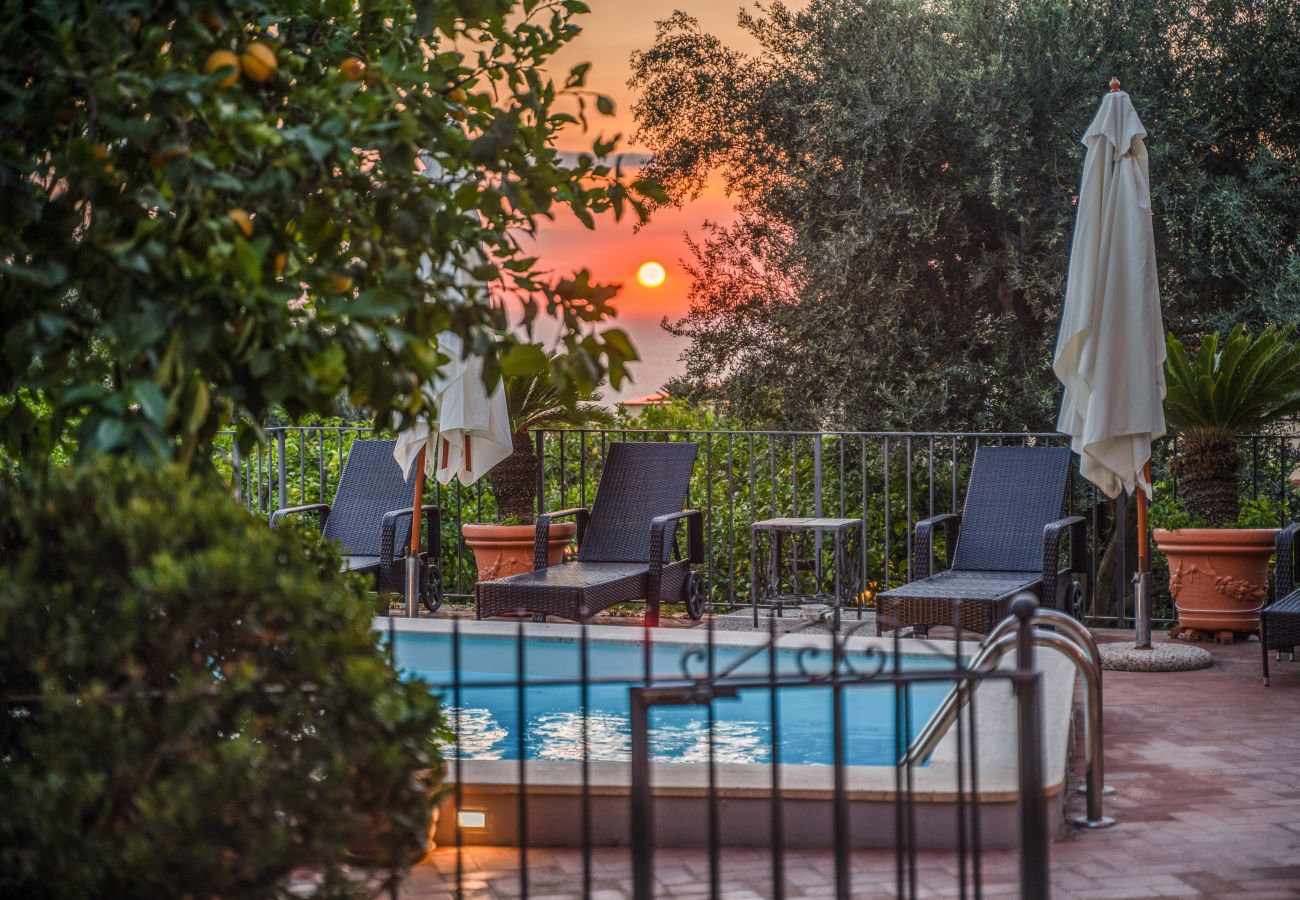 Villa in Massa Lubrense - AMORE RENTALS - Beautiful Historic Villa Lucia with Private Pool, Sea View and Garden, Sorrento Coast