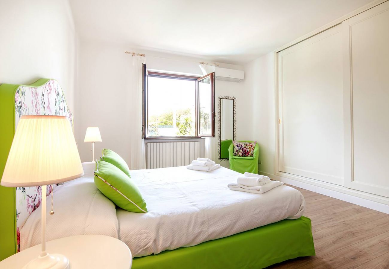 Villa in Sant´Agata sui Due Golfi - AMORE RENTALS - Villa Serena with Private Swimming Pool, garden and Parking in the centre of the Village
