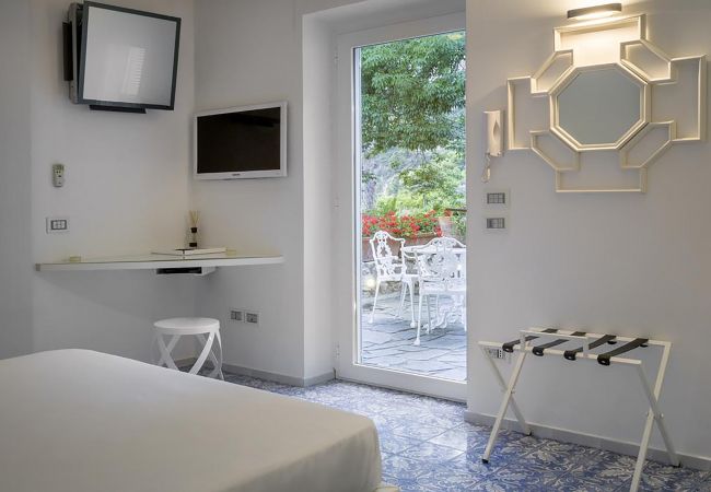 Villa in Capri - AMORE RENTALS - Villa Afrodite with Sea View, Piscina, Garden and Parking near the Sea Villa in Capri - AMORE RENTALS - Villa Afrodite with Sea View, Piscina, Garden and Parking near the Sea