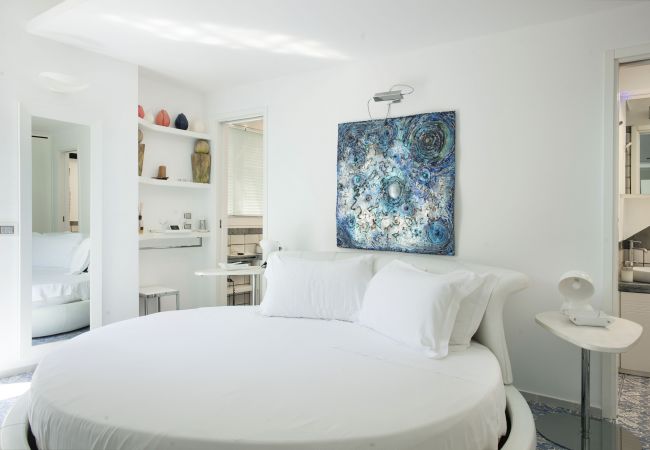 Villa in Capri - AMORE RENTALS - Villa Afrodite with Sea View, Piscina, Garden and Parking near the Sea Villa in Capri - AMORE RENTALS - Villa Afrodite with Sea View, Piscina, Garden and Parking near the Sea