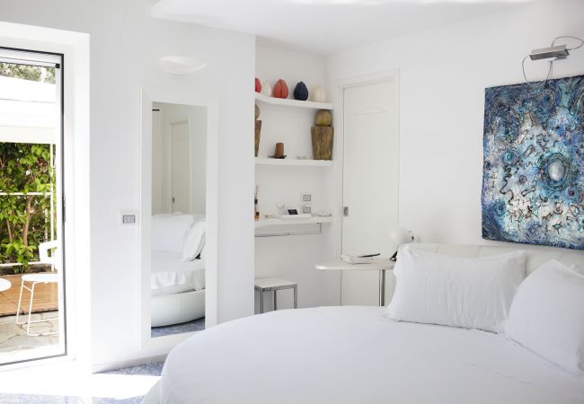 Villa in Capri - AMORE RENTALS - Villa Afrodite with Sea View, Piscina, Garden and Parking near the Sea Villa in Capri - AMORE RENTALS - Villa Afrodite with Sea View, Piscina, Garden and Parking near the Sea