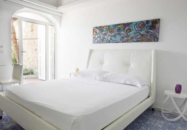 Villa in Capri - AMORE RENTALS - Villa Afrodite with Sea View, Piscina, Garden and Parking near the Sea Villa in Capri - AMORE RENTALS - Villa Afrodite with Sea View, Piscina, Garden and Parking near the Sea