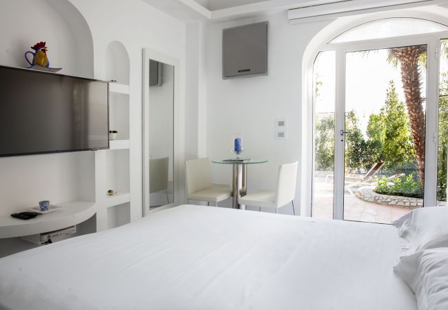 Villa in Capri - AMORE RENTALS - Villa Afrodite with Sea View, Piscina, Garden and Parking near the Sea Villa in Capri - AMORE RENTALS - Villa Afrodite with Sea View, Piscina, Garden and Parking near the Sea