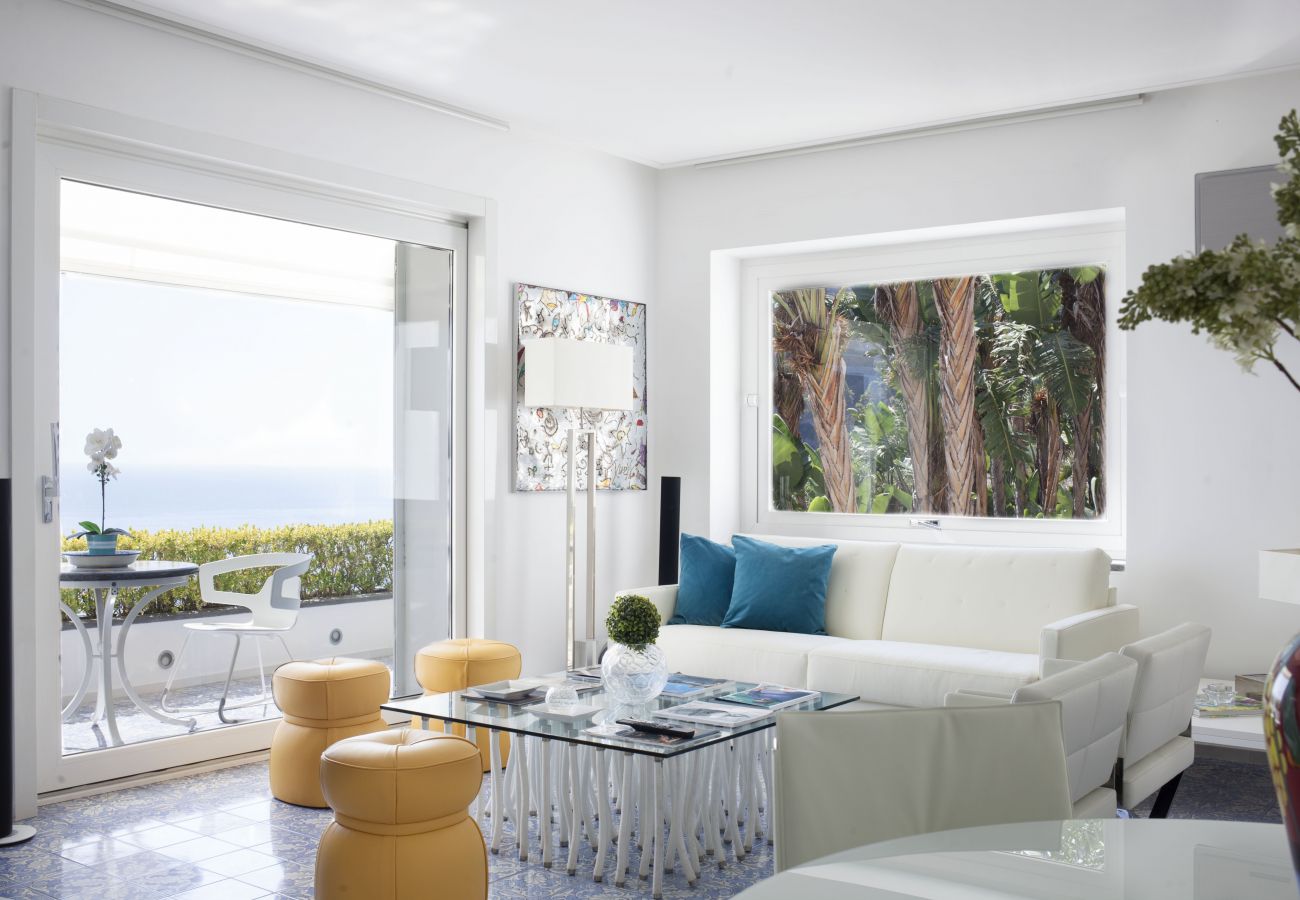 Villa in Capri - AMORE RENTALS - Villa Afrodite with Sea View, Piscina, Garden and Parking near the Sea