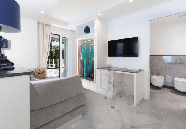 Villa in Sorrento - AMORE RENTALS -Villa Giada with Swimming Pool, Garden, Sea View and Parking Villa in Sorrento - AMORE RENTALS -Villa Giada with Swimming Pool, Garden, Sea View and Parking