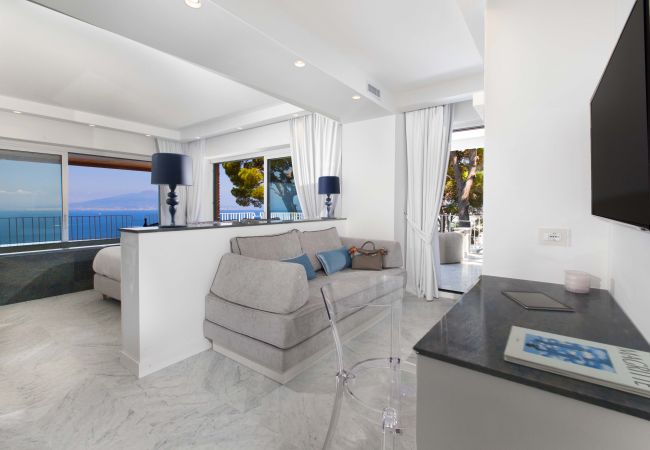 Villa in Sorrento - AMORE RENTALS -Villa Giada with Swimming Pool, Garden, Sea View and Parking Villa in Sorrento - AMORE RENTALS -Villa Giada with Swimming Pool, Garden, Sea View and Parking