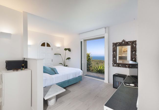 Villa in Sorrento - AMORE RENTALS -Villa Giada with Swimming Pool, Garden, Sea View and Parking Villa in Sorrento - AMORE RENTALS -Villa Giada with Swimming Pool, Garden, Sea View and Parking