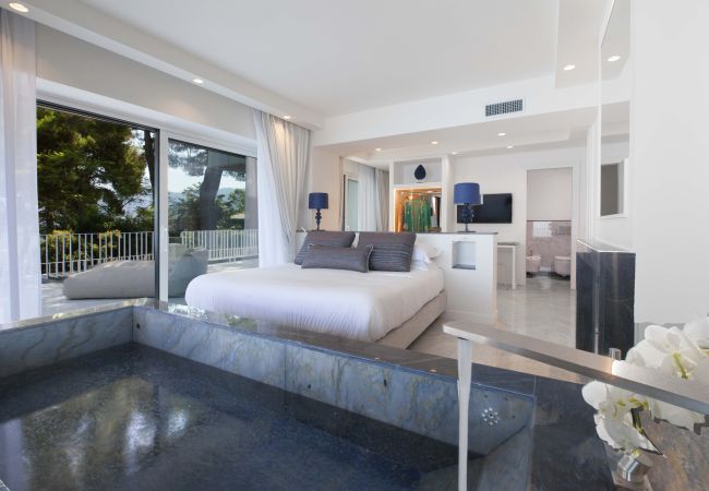 Villa in Sorrento - AMORE RENTALS -Villa Giada with Swimming Pool, Garden, Sea View and Parking Villa in Sorrento - AMORE RENTALS -Villa Giada with Swimming Pool, Garden, Sea View and Parking