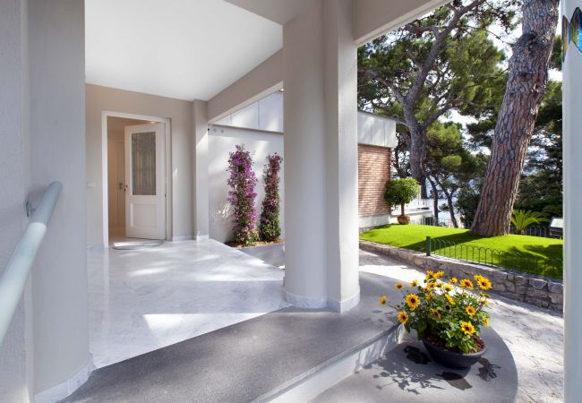 Villa in Sorrento - AMORE RENTALS -Villa Giada with Swimming Pool, Garden, Sea View and Parking Villa in Sorrento - AMORE RENTALS -Villa Giada with Swimming Pool, Garden, Sea View and Parking