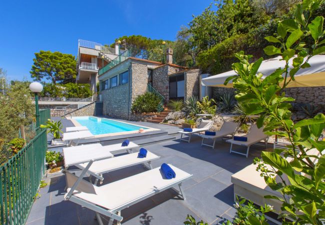 Villa in Sorrento - AMORE RENTALS -Villa Giada with Swimming Pool, Garden, Sea View and Parking Villa in Sorrento - AMORE RENTALS -Villa Giada with Swimming Pool, Garden, Sea View and Parking