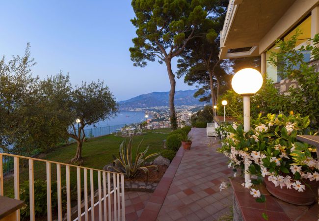 Villa in Sorrento - AMORE RENTALS -Villa Giada with Swimming Pool, Garden, Sea View and Parking Villa in Sorrento - AMORE RENTALS -Villa Giada with Swimming Pool, Garden, Sea View and Parking
