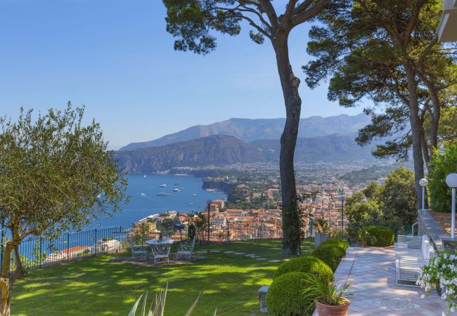 Villa in Sorrento - AMORE RENTALS -Villa Giada with Swimming Pool, Garden, Sea View and Parking Villa in Sorrento - AMORE RENTALS -Villa Giada with Swimming Pool, Garden, Sea View and Parking