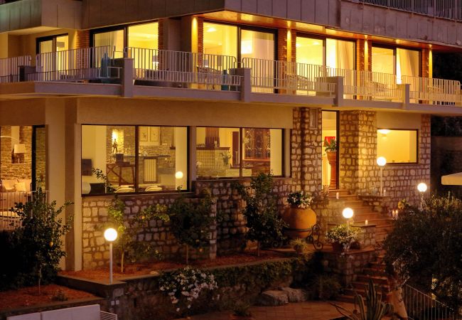 Villa in Sorrento - AMORE RENTALS -Villa Giada with Swimming Pool, Garden, Sea View and Parking Villa in Sorrento - AMORE RENTALS -Villa Giada with Swimming Pool, Garden, Sea View and Parking