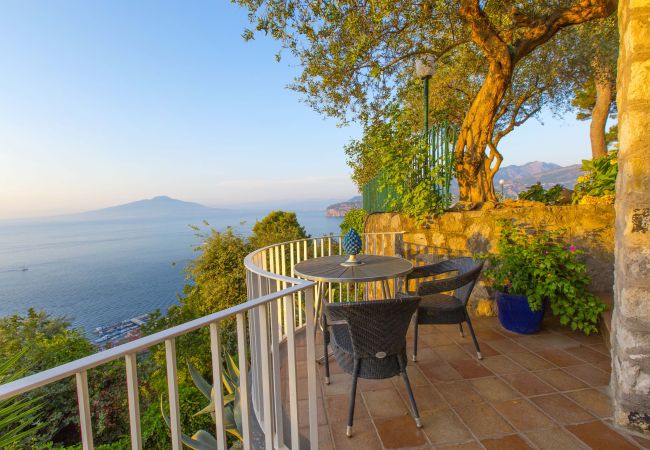Villa in Sorrento - AMORE RENTALS -Villa Giada with Swimming Pool, Garden, Sea View and Parking Villa in Sorrento - AMORE RENTALS -Villa Giada with Swimming Pool, Garden, Sea View and Parking