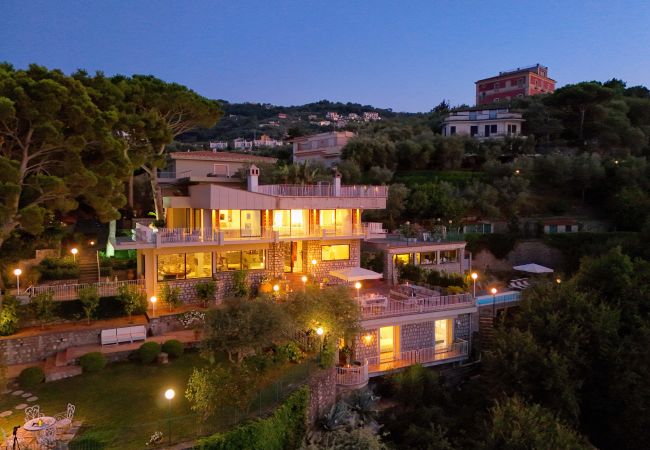 Villa in Sorrento - AMORE RENTALS -Villa Giada with Swimming Pool, Garden, Sea View and Parking Villa in Sorrento - AMORE RENTALS -Villa Giada with Swimming Pool, Garden, Sea View and Parking